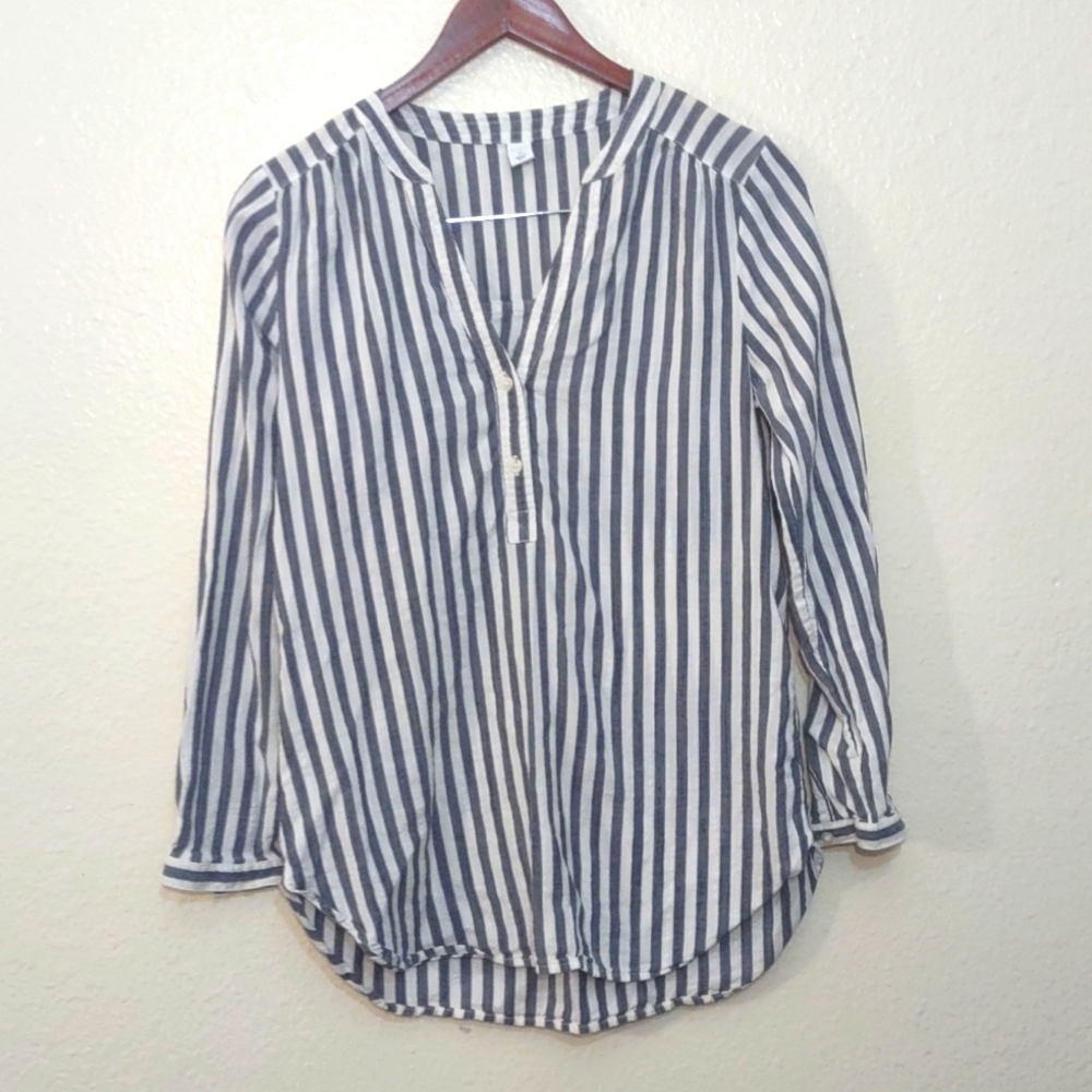 SLIGHTLY USED OLD NAVY LONG SLEEVE BUTTON SHIRT VERTICAL STRIPES SIZE XS